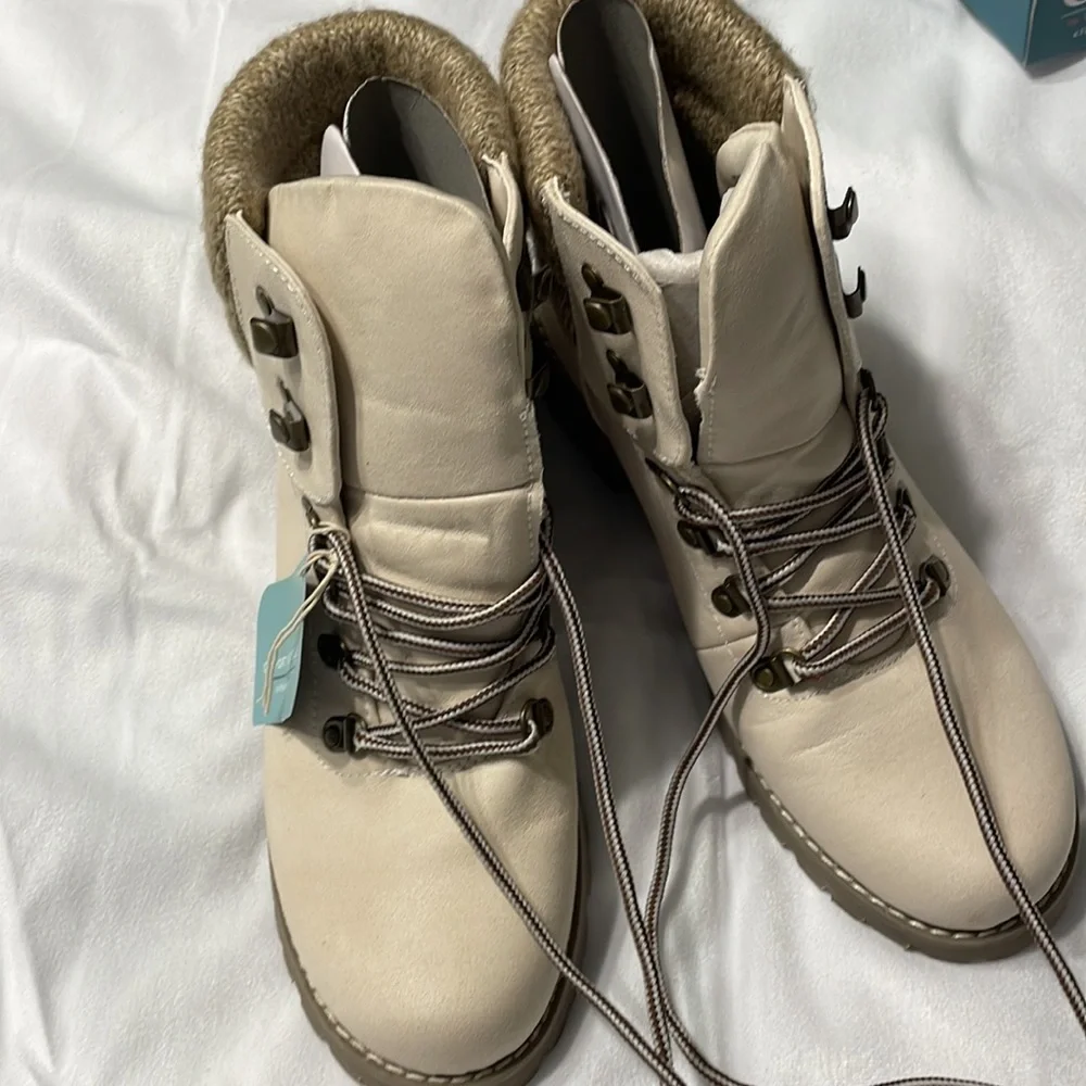 Boots - Picture 2 of 9